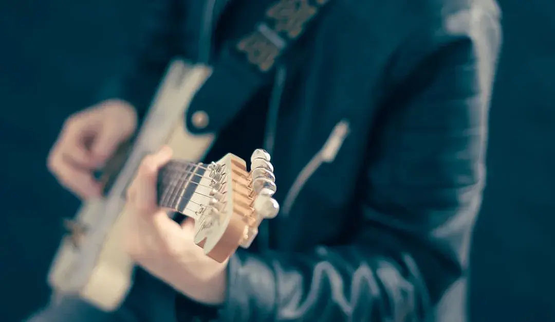 guitarist-768532_1280